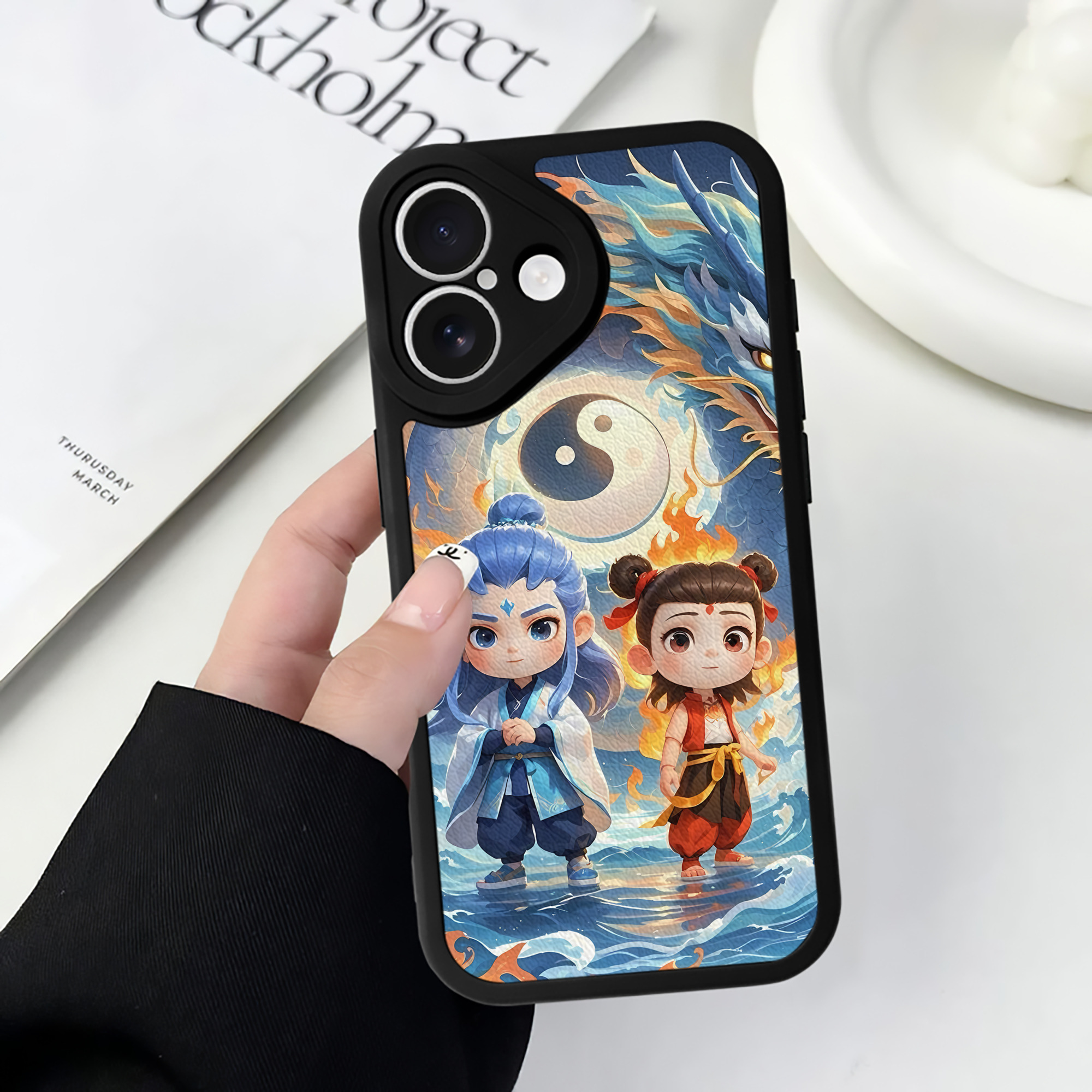 （画像用） Ne Zha 2 ナタ 魔童の大暴れ 【iPhone 16シリーズ対応】シリコンスマホケース（レザー調） 材質：シリコン